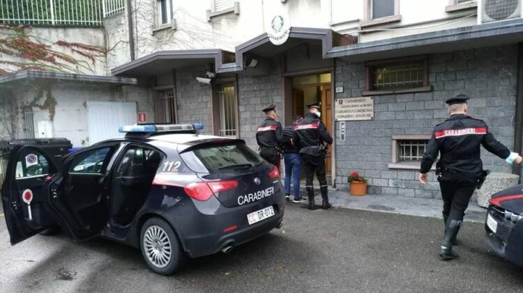 Rreth 7 mijë euro nëpër xhepa dhe 1 kg kokainë në makinë, kush është shqiptari i arrestuar