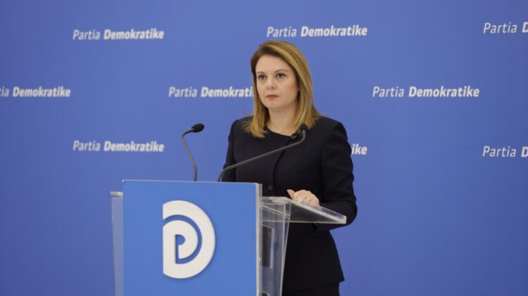 VIDEO/ “MBI 10 AMBULANCA NË PRITJE TEK INFEKTIVI”, PAMPURI: PAMJET RRËZOJNË PROPAGANDËN