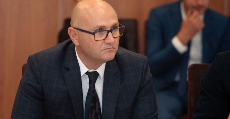 LIROHET ISH-DREJTORI I HIDROKARBUREVE NË AKBN, KLODIAN GRADECI/ GJYKATA VENDOS “ARREST SHTËPIE”