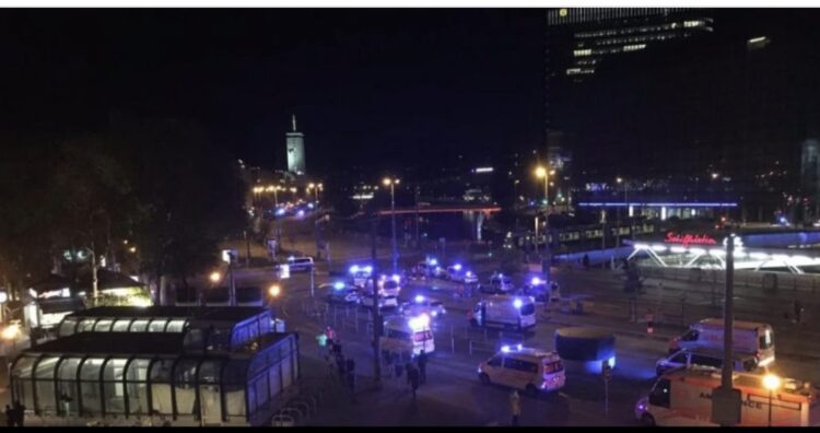 GJAK DHE KAOS NË RRUGËT E VJENËS/ SULM TERRORIST NË MES TË QYTETIT, 4 TË VDEKUR DHE 17 TË PLAGOSUR, DYSHOHET SE DHJETRA JANË MARRË PENG