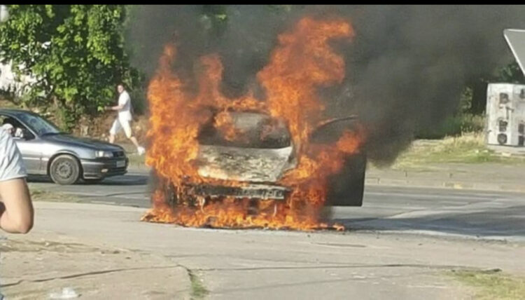 Digjet automjeti i 23-vjeçares në Vlorë, VIDEO nga vendngjarja