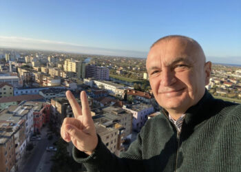 FOTO/ Me dy gishtat lart, presidenti Ilir Meta ‘provokon’ nga Lezha: Në Besëlidhjen e Skënderbeut, të dielë të mbarë!