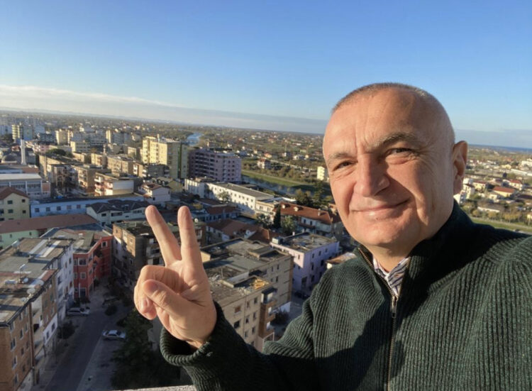 FOTO/ Me dy gishtat lart, presidenti Ilir Meta ‘provokon’ nga Lezha: Në Besëlidhjen e Skënderbeut, të dielë të mbarë!