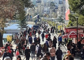 Ministria e Shëndetësisë ndalon grumbullimet, por qytetarët dyndet në rrugët e liqenit artificial pas maskë dhe pa…