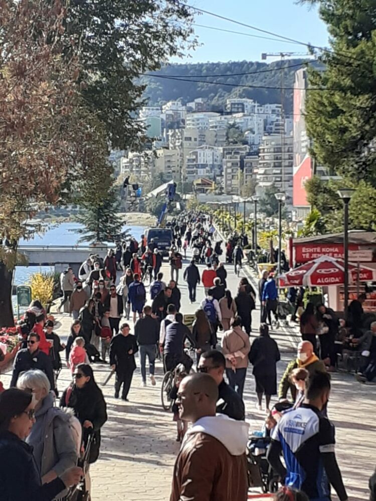 Ministria e Shëndetësisë ndalon grumbullimet, por qytetarët dyndet në rrugët e liqenit artificial pas maskë dhe pa…