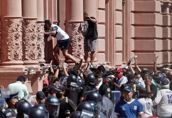 Spostohet dhoma mortore e Maradonës: përplasen tifozët me policinë