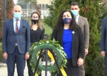 DITA E PARË SI PRESIDENTE, VJOSA OSMANI BËN HOMAZHE TË VARRI I IBRAHIM RUGOVËS