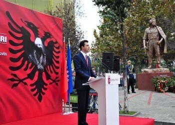 Basha nderon Adem Jasharin: I dëshmoi botës se për zogjtë e shqipes liria s’ka çmim