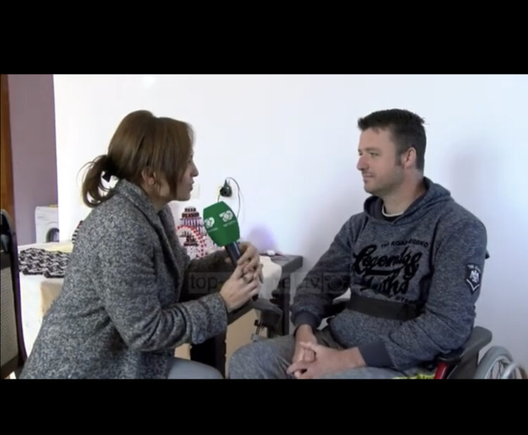 ARTISTI NË KARROCËN ME RROTA/JETON DUKE SHITUR ONLINE KRIJIMET E TIJ