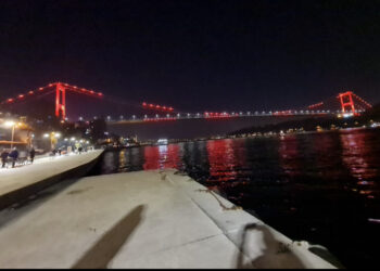 Festa e Pavarësisë së Shqipërisë, dy ura në Stamboll do të ndriçohen kuq e zi deri nesër në mëngjes