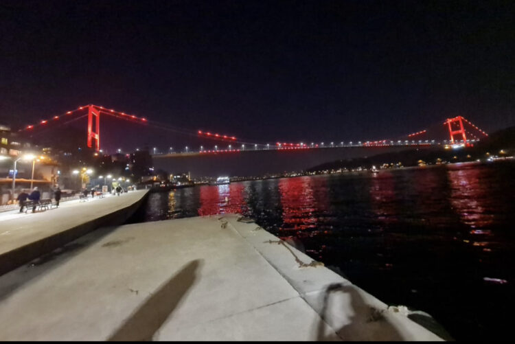 Festa e Pavarësisë së Shqipërisë, dy ura në Stamboll do të ndriçohen kuq e zi deri nesër në mëngjes