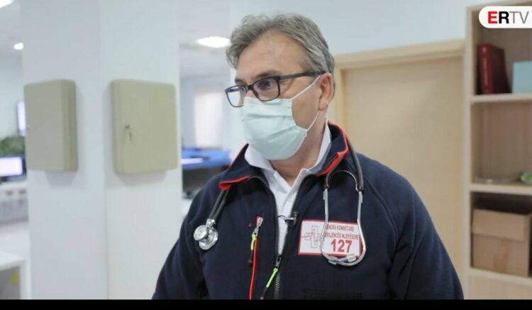 (VIDEO) Ja si Urgjenca Kombëtare asiston të sëmurën me Covid, Brataj: Jemi tek skenari 3, nëse ezaurohet edhe 5, do i asistojmë qytetarët edhe në stadium!