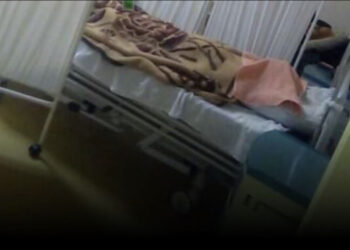 E RËNDË/ Kufoma e 84-vjeçarit me COVID-19 qëndroi me orë të tëra në dhomë me pacientët e tjerë, mbuluar me batanije dhe kokën me peshqir