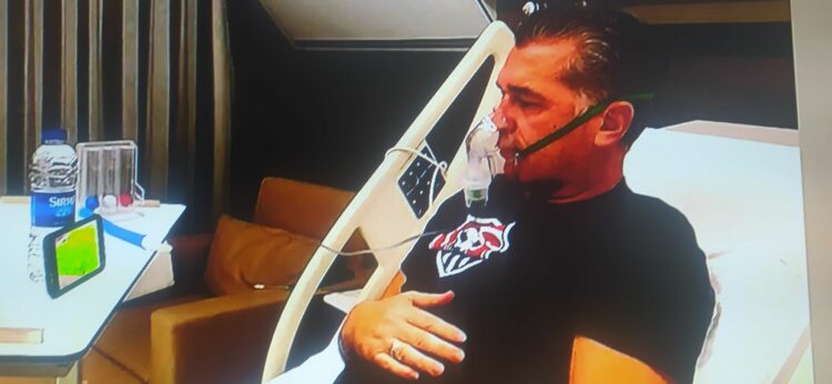 Me maskë oksigjeni dhe telefonin përpara, trajneri Gega ndjek ndeshjen nga spitali