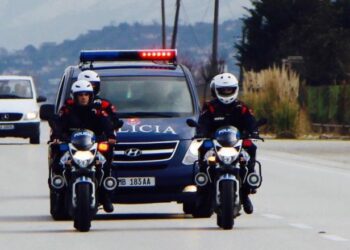 SEKUESTROHEN RRETH 300 MIJË EURO TË FSHEHURA BRENDA NJË MAKINE/ ARRESTOHET LEZHJANI, PROÇEDOHEN DY SHTETAS