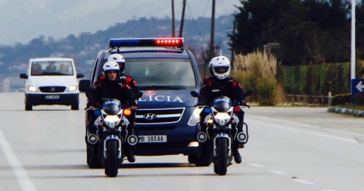 SEKUESTROHEN RRETH 300 MIJË EURO TË FSHEHURA BRENDA NJË MAKINE/ ARRESTOHET LEZHJANI, PROÇEDOHEN DY SHTETAS