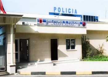 VLONJATI NUK IU BIND PATRULLËS, PAS NDJEKJES RREH POLICIN