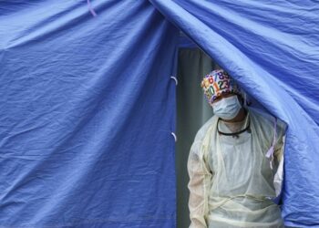 SHBA arrin rekord ditor infektimesh me koronavirus, VOA: Shumë njerëz nuk i kanë shmangur grumbullimet familjare