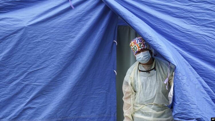 SHBA arrin rekord ditor infektimesh me koronavirus, VOA: Shumë njerëz nuk i kanë shmangur grumbullimet familjare