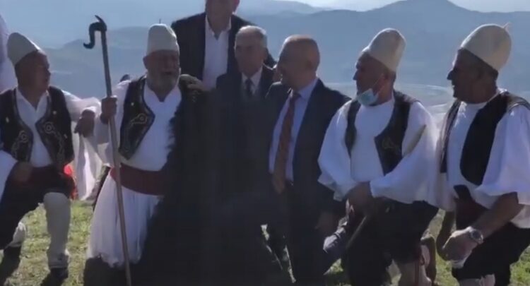 presidenti Meta duke kënduar