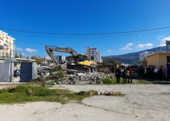 Banesa e parë e shembur në Vlorë