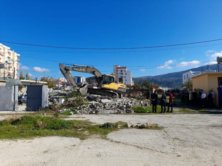Banesa e parë e shembur në Vlorë