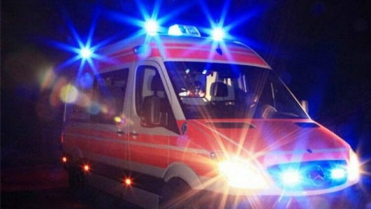 Fugoni i parkuar në oborr rrëshqet prej terrenit të pjerrët dhe godet për vdekje 67-vjeçarin, plagoset në këmbë edhe djali.