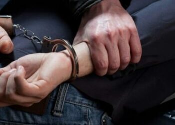 POLICIA ARRESTON TË RIUN/ PLAGOSI ME THIKË KUSHËRIRIN E TIJ