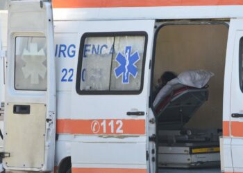 Ngarkesë te “Shefqet Ndroqi”/ 6 ambulanca presin jashtë spitalit