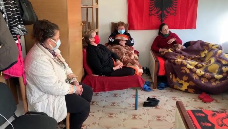 DITA E 20-TË, GRATË NAFTËTARE NUK NDALIN GREVËN E URISË