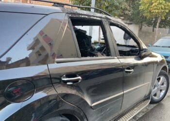 VLORË / MAKINA PËRFSHIHET NGA FLAKËT SAPO PARKOHET