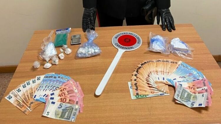 ITALI/ KAPET SHQIPTARI ME KOKAINË, I SEKUESTROHEN EUROT DHE APARATET CELULARË