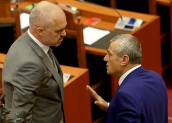 TAKIMI ME NAFTËTARËT/ RAMA DHE RUÇI MBËRRIJNË NË BASHKINË E FIERIT