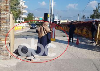 “PREJ DITËSH KUROHET NË SHTËPI”, BURRI SHTRIHET TE PORTA E “SHEFQET NDROQIT”: KAM COVID-19