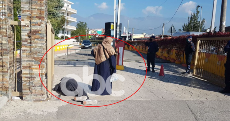 “PREJ DITËSH KUROHET NË SHTËPI”, BURRI SHTRIHET TE PORTA E “SHEFQET NDROQIT”: KAM COVID-19