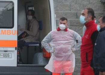 FOTO/ RADHË PACIENTËSH NËPËR AMBULANCA PARA SPITALIT INFEKTIV