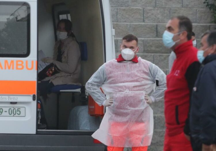 FOTO/ RADHË PACIENTËSH NËPËR AMBULANCA PARA SPITALIT INFEKTIV