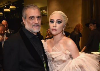 LADY GAGA I BASHKOHET FUSHATËS SË BIDEN, SURPRIZON BABAI I KËNGËTARES