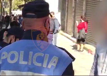 QYTETARËT THYEJNË RREGULLIN PËR FUNDJAVË DHE NUK MBAJNË MASKAT, POLICIA VENDOS 1825 GJOBA