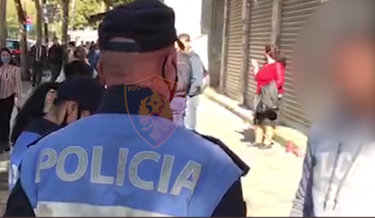 QYTETARËT THYEJNË RREGULLIN PËR FUNDJAVË DHE NUK MBAJNË MASKAT, POLICIA VENDOS 1825 GJOBA
