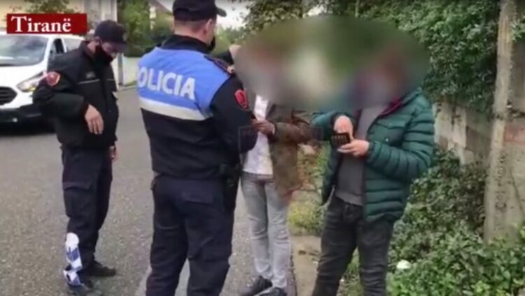 QYTETARËT VAZHDOJNË LËVIZJEN PA MASKA, POLICIA E SHTETIT GJOBIT 619 PERSONA