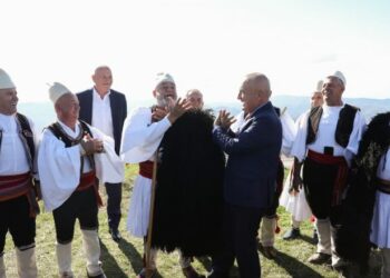 LIGJI I POSAÇËM / META: PUÇ NDAJ PRESIDENTIT, QYTETARË KËRKOJNË SHPËRNDARJEN E PARLAMENTIT