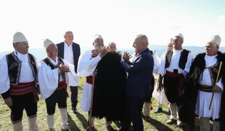 LIGJI I POSAÇËM / META: PUÇ NDAJ PRESIDENTIT, QYTETARË KËRKOJNË SHPËRNDARJEN E PARLAMENTIT