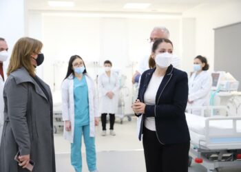 “Bëhemi gati për COVID 4 dhe spitalet rajonale”- Ministrja Manastirliu apel qytetarëve për festat e nëntorit: Kush është patriot duhet të zbatojë rregullat!