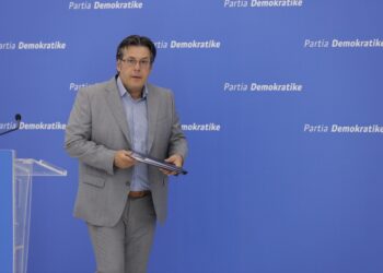 “KUJT PO I SHËRBEN RAMA?!”- PALOKA PUBLIKON VIDEON: DUKE BËRË SIKUR MBRON THAÇIN, NË FAKT PO BËN PUNËN E VUÇIÇIT (video)