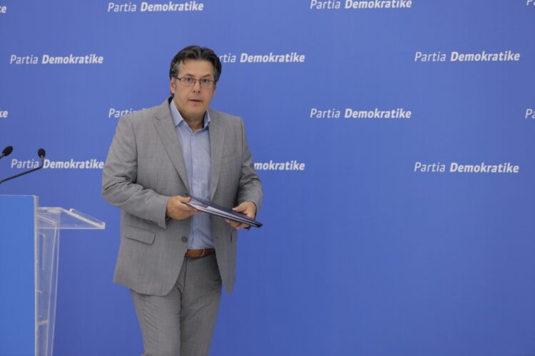 “KUJT PO I SHËRBEN RAMA?!”- PALOKA PUBLIKON VIDEON: DUKE BËRË SIKUR MBRON THAÇIN, NË FAKT PO BËN PUNËN E VUÇIÇIT (video)