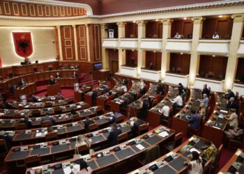 PARLAMENTI MIRATON BUXHETIN E RI/ VOA: BORXHI PUBLIK DO TË RRITET NË NIVELE KRITIKE