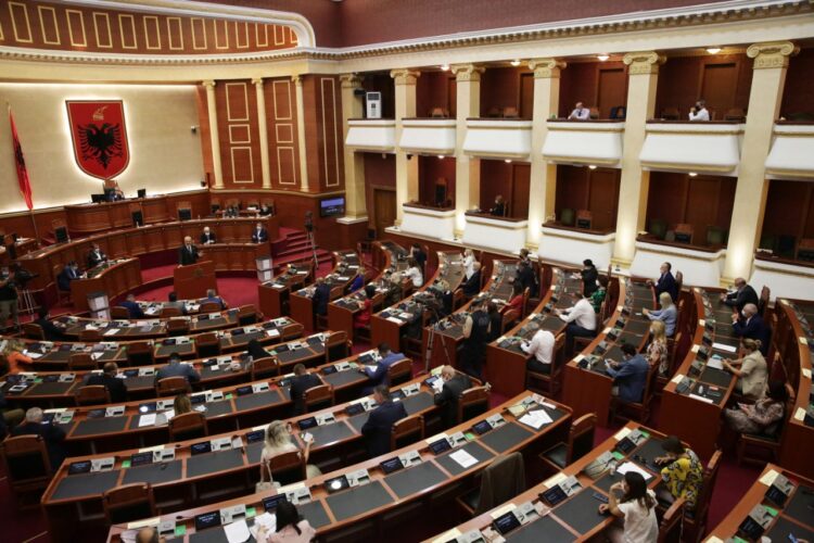 PARLAMENTI MIRATON BUXHETIN E RI/ VOA: BORXHI PUBLIK DO TË RRITET NË NIVELE KRITIKE