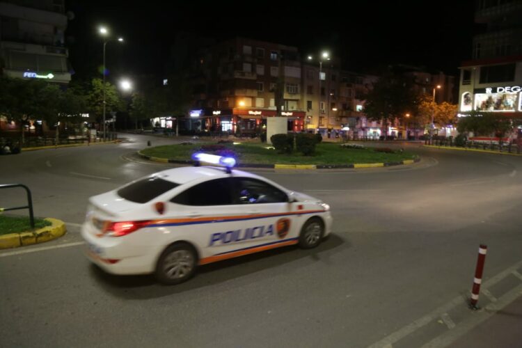 LAJMI I FUNDIT/ NJE PERSON I VË FLAKËN VETES PRANË MINISTRISË SË JASHTME