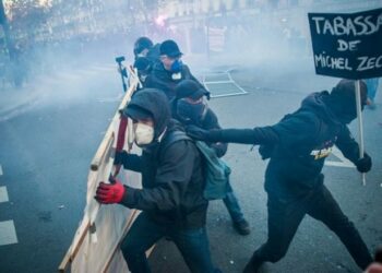Kaos gjatë protestave në Francë/ Plagosen 62 policë, arrestohen 81 protestues!